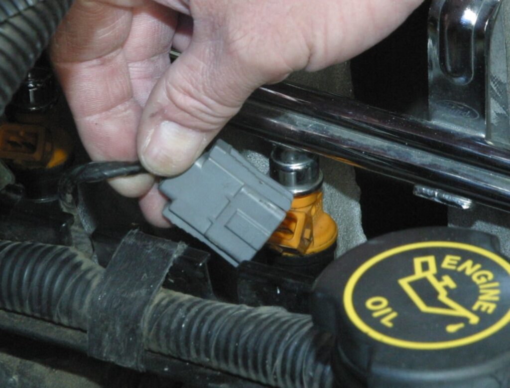 Fuel injector harness connector